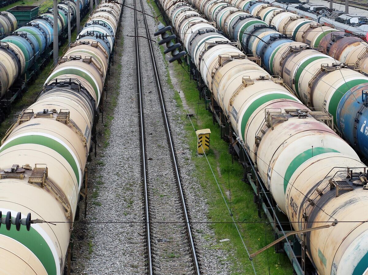    Железнодорожные цистерны для нефтепродуктов | © РИА Новости / Виталий Тимкив
