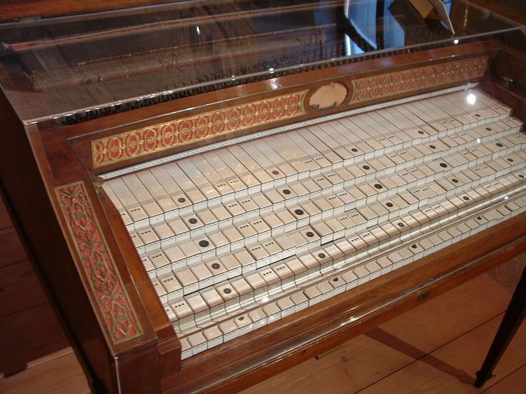 Один из вариантов микротонового клавесина. 