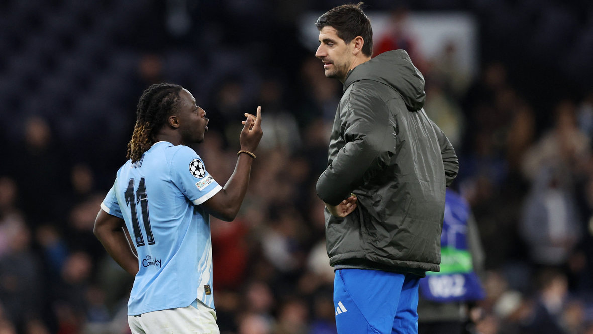    Вратарь «Реала» Тибо Куртуа (справа) и вингер «Манчестер Сити» Жереми Доку. Reuters