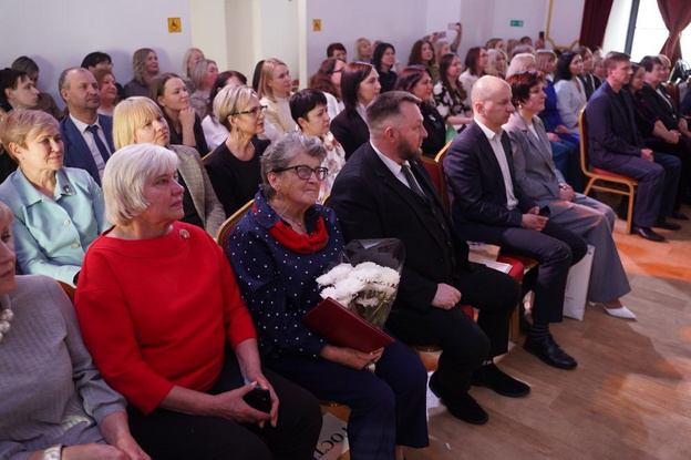    В Кирове поздравили сотрудников опеки с 20-летием службы