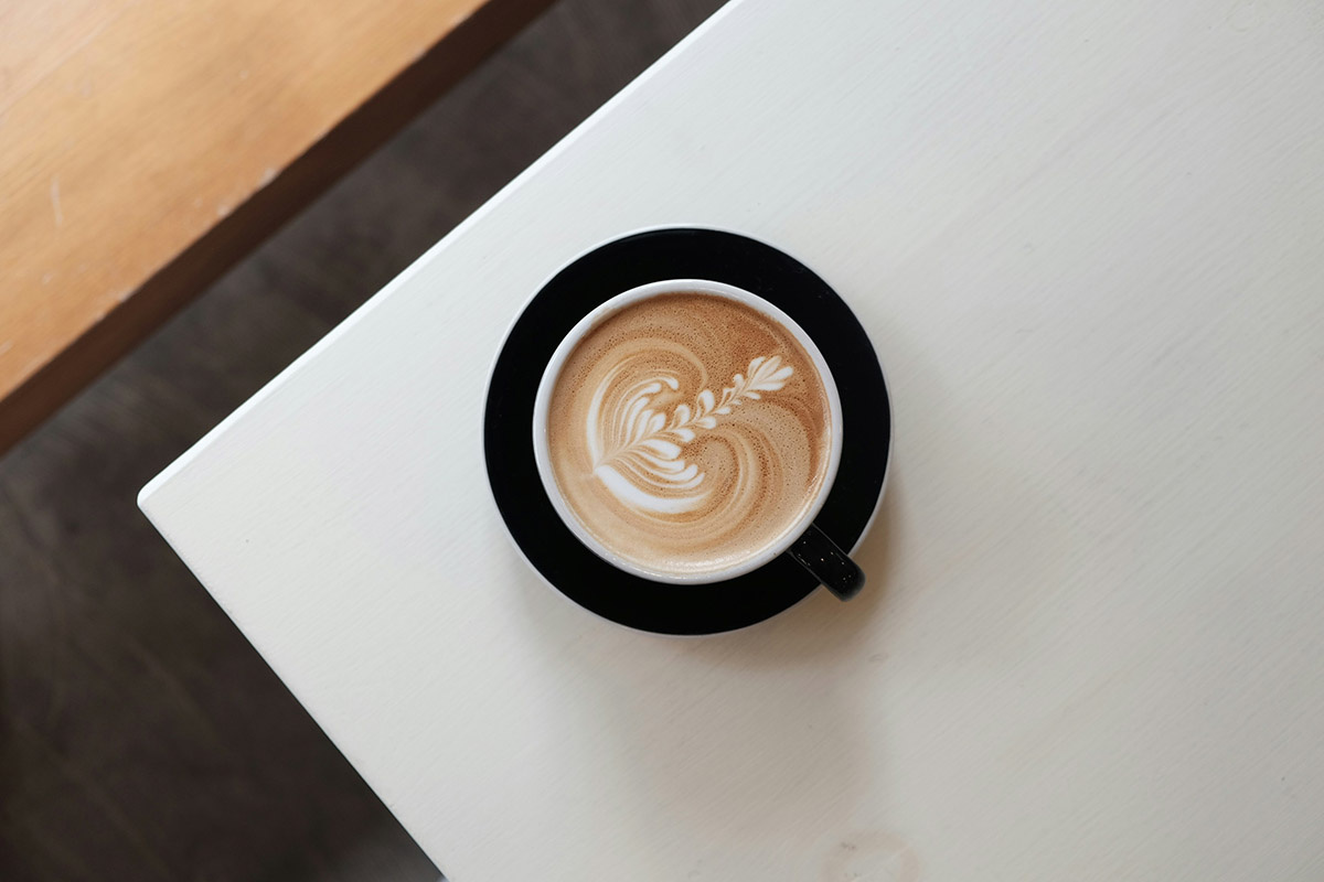 Lex Sirikiat / Unsplash📷Кофеин может улучшить физическую производительность, увеличивая выносливость и снижая восприятие усталости