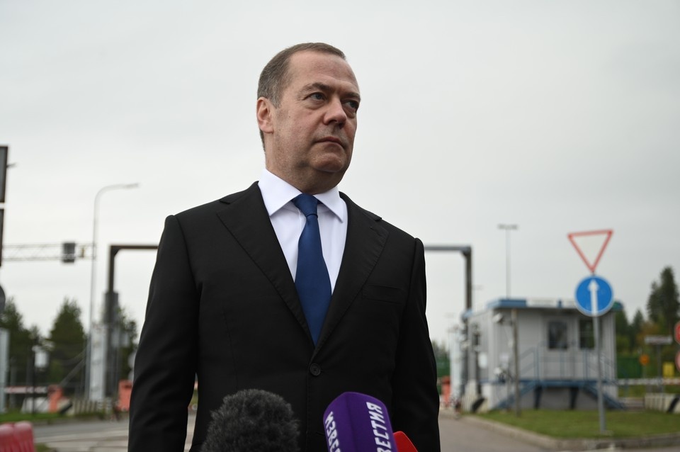    Медведев жестко ответил Зеленскому на его хотелки: "Провести выборы в умирающей стране, воскреснуть и вернуть статус" Алексей БУЛАТОВ