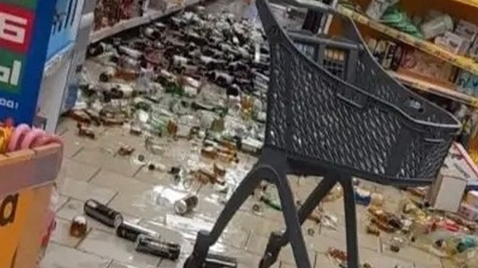 В брянском поселке Комаричи рецидивист устроил погром в магазине