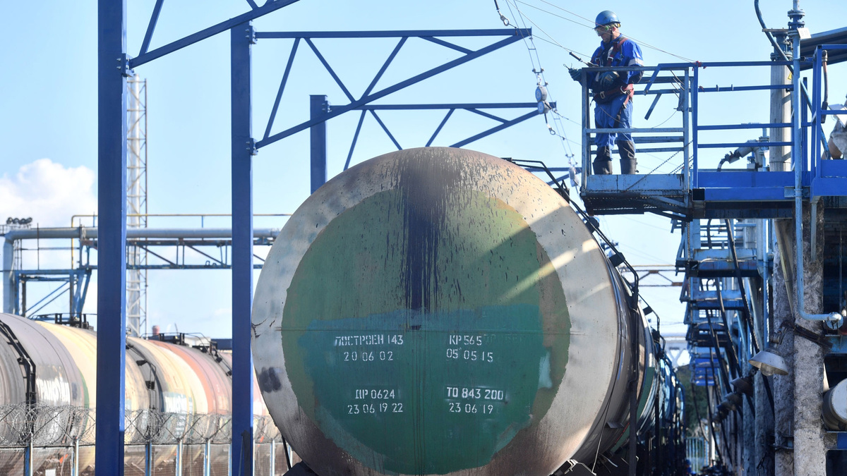    Железнодорожная цистерна топливо бензин терминал Газпромнефть РИА