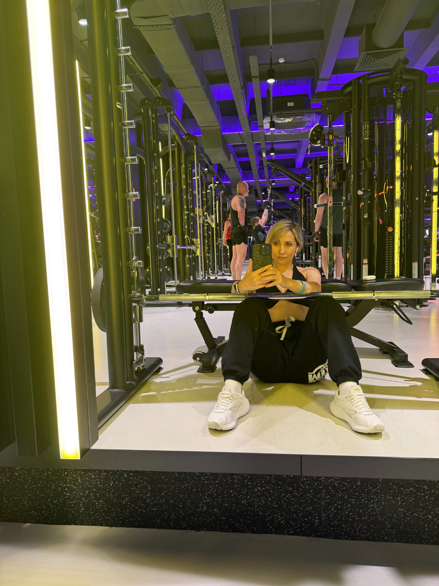 Предпочитаю силовы, 2-3 раза в неделю. В зале в основном, но могу и дома позаниматься