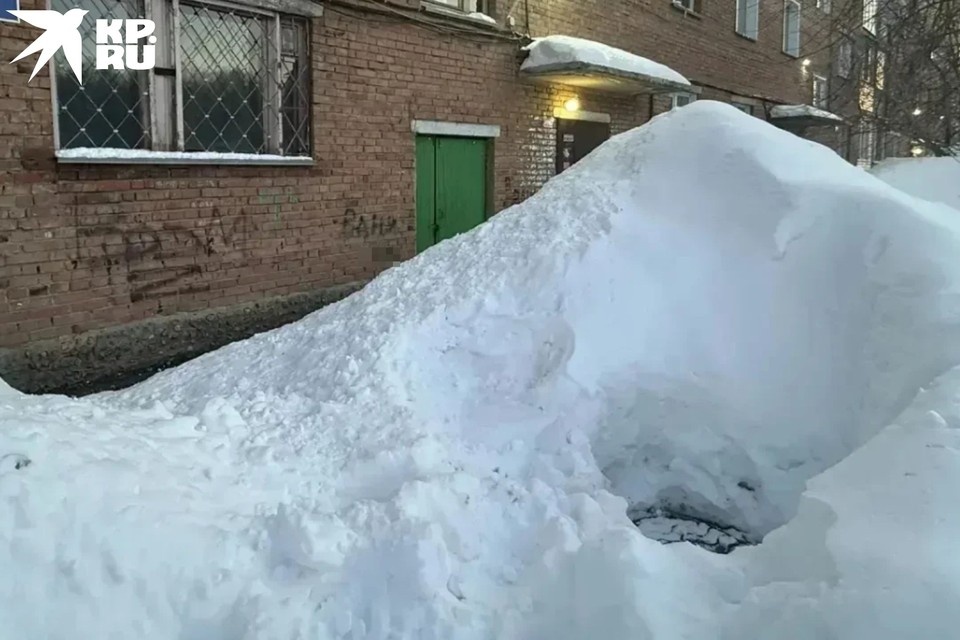 ЧП произошло у подъезда жилого дома. Фото: СУ СКР по Новосибирской области