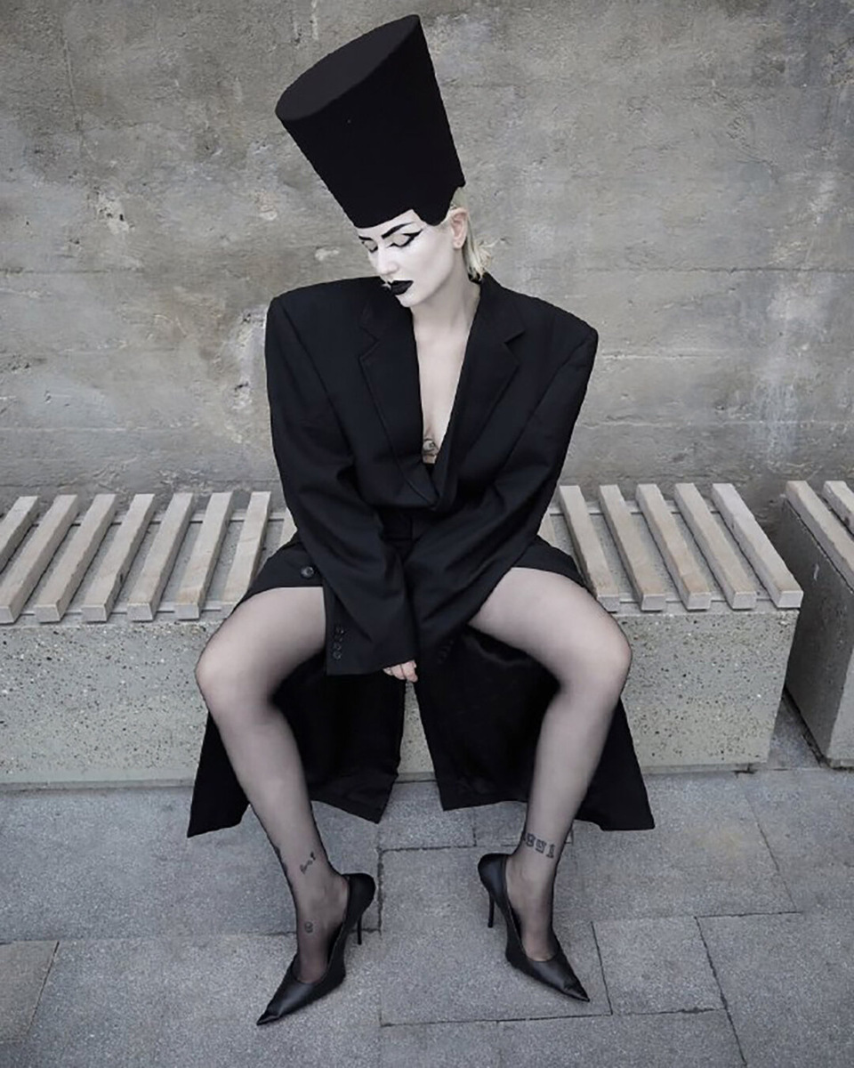    Вика Салават в головном уборе Ianis Chamalidy. Фото: Ангелина Любимова