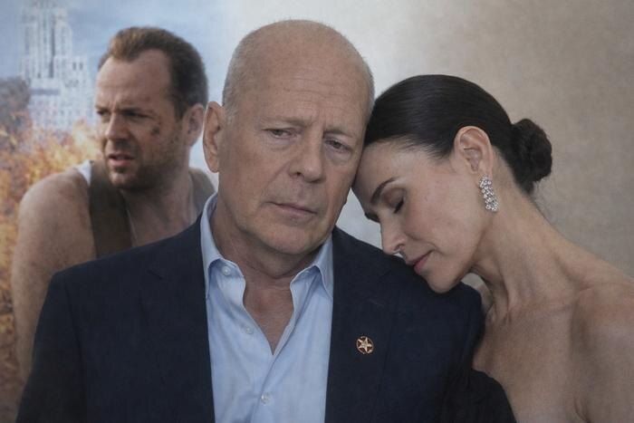 Последние новости о состоянии Брюса Уиллиса в 2026 году. Обложка © ТАСС / ZUMA, © Chat GPT