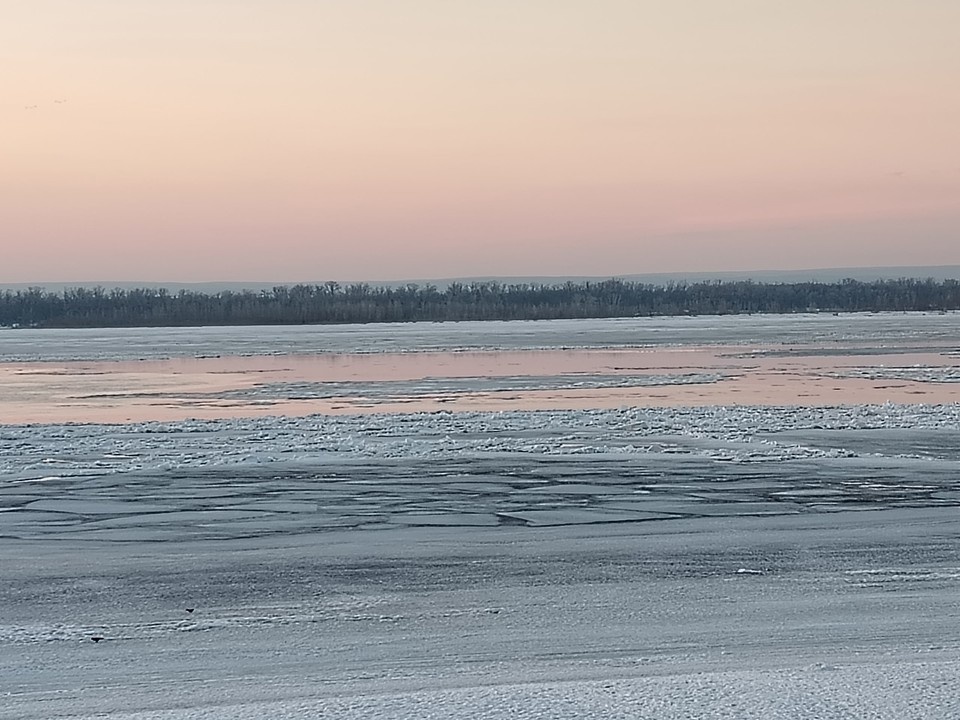    На льду отчетливо видны промоины Ольга АФАНАСЬЕВА
