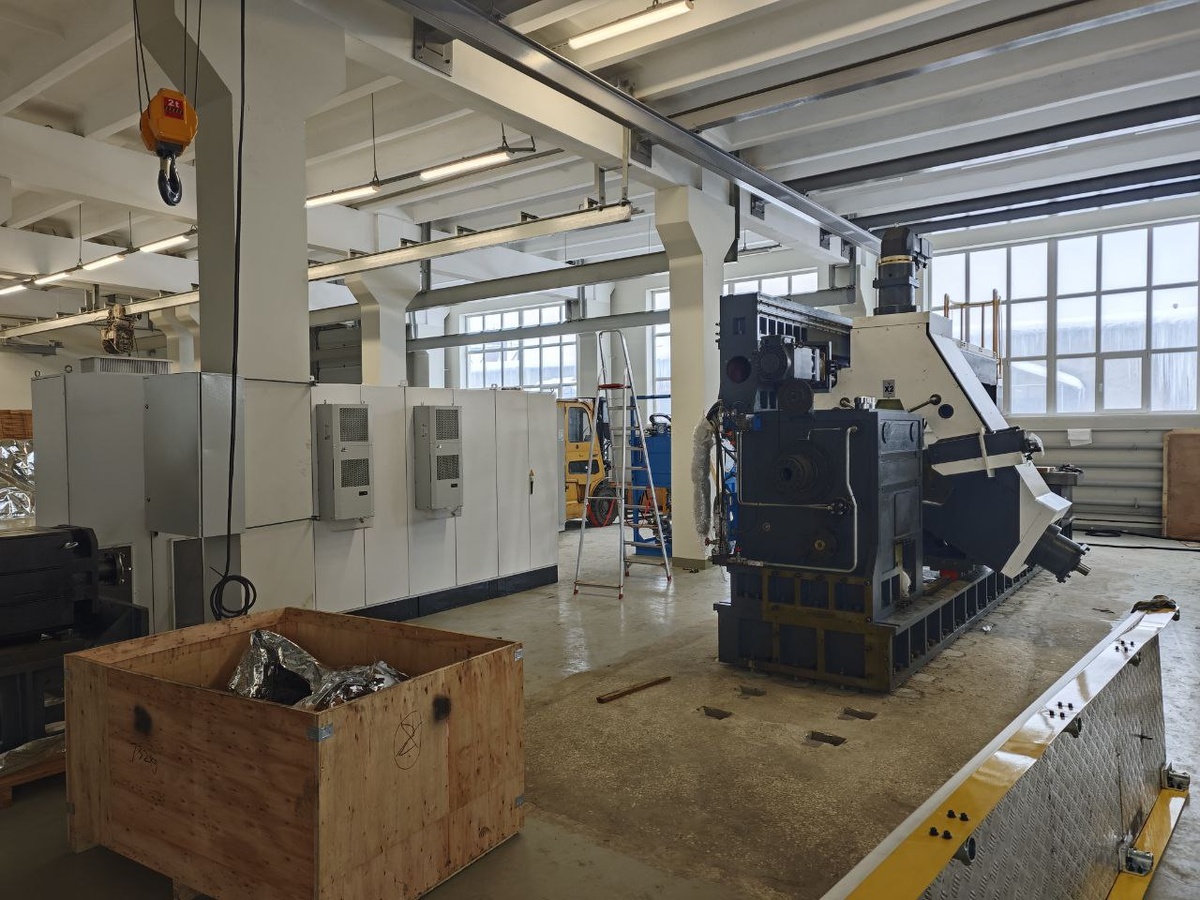 Установка китайского станка на производстве музыкальных инструментов