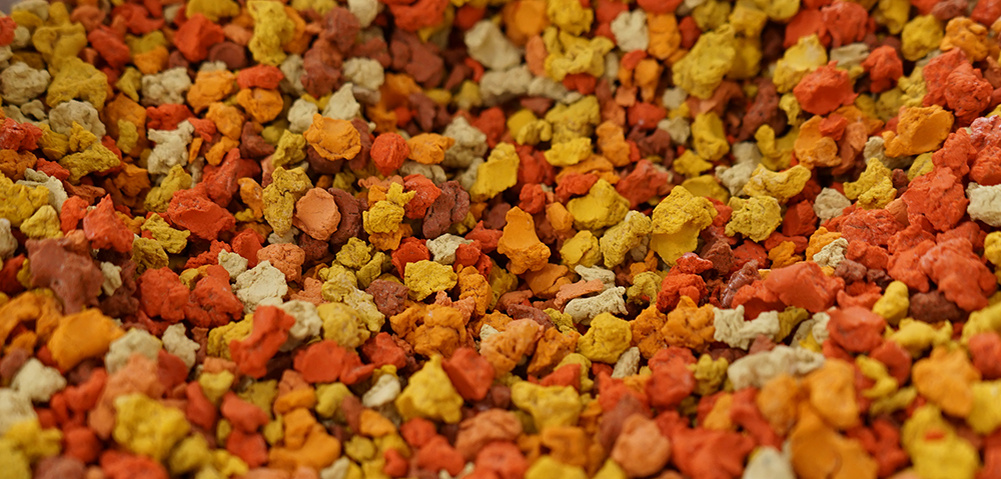 Цветные гранулы из древесной муки, смолы, льняного масла и пигмента - основа натурального линолеума. 