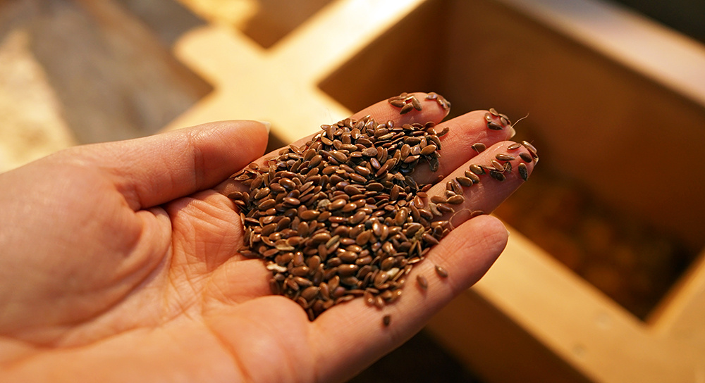 В состав натурального линолеума входит льняное масло.