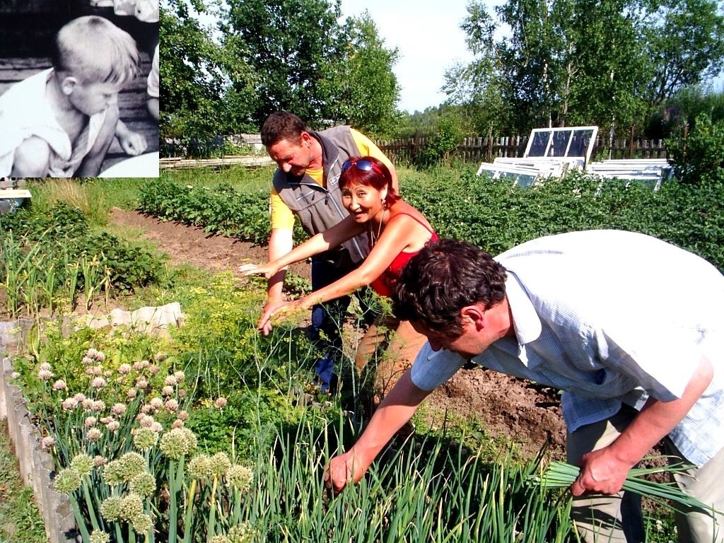 Нарвали огурчиков и разной зелени в дорогу. (Яшка в детстве на крыльце у бабушки).