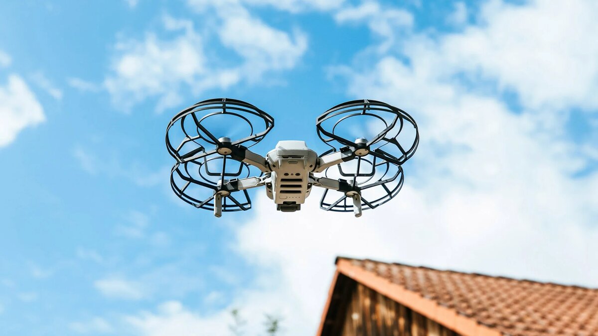 Ученые Самарского университета имени Королева разработали новую схему оптических нейросетей, которые в перспективе могут быть применены для оснащения БПЛА автономным и энергоэффективным искусственным интеллектом. Об этом сообщили в пресс-службе университета.