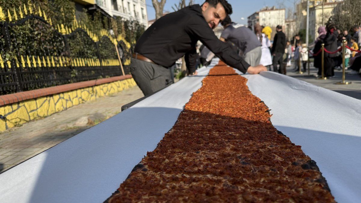 Фото: https://www.dailysabah.com/turkiye/istanbul/worlds-longest-lahmacun-sets-guinness-record-in-istanbul