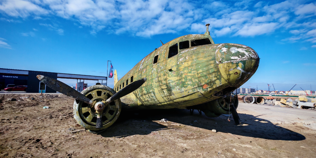 Самолёт-легенда, выброшенный на окраине Гурьевска.