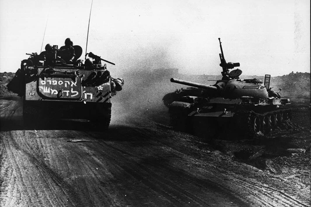 Израильский БТР проезжает мимо уничтоженного египетского танка во время Войны Судного дня
Фото: Global Look Press/Keystone Press Agency