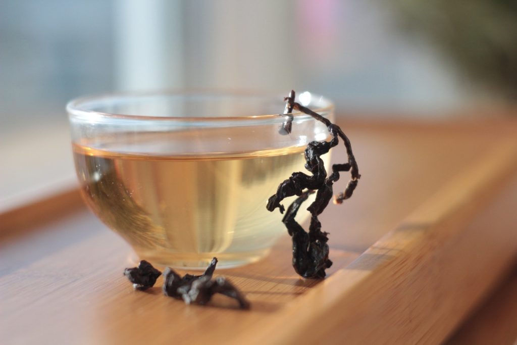 Среднеферментированный сильнопрожаренный улун Te Гуаньинь полусферической скрутки. © Ольга Никандрова