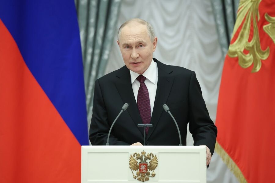    Владимир Путин во время церемонии награждения победеителей Паралимпиады и тренеров сборной / Источник: © Валерий Шарифулин/ТАСС