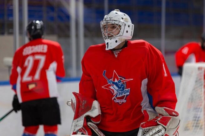    На снимке: Хайдар Фаттяхов, вратарь. Фото: Сергей Апенькин