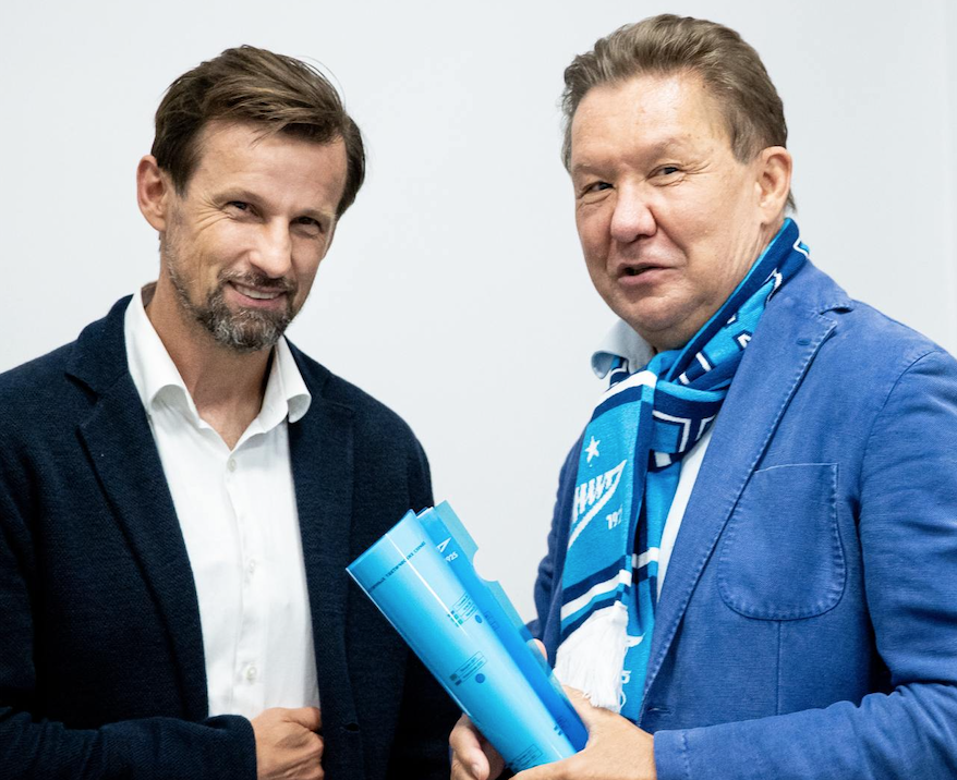 Глава "Газпрома" Алексей Миллер во всем поддерживает главного тренера "Зенита" Сергея Семака - но никогда напрямую судей. Фото: ФК "Зенит".
