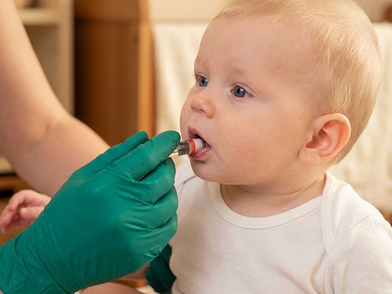 Полиомиелит — это вирусная инфекция, которая может поражать нервную систему. Сегодня о ней почти не слышно, но вирус продолжает циркулировать в мире. Редкость же заболевания — результат массовой вакцинации.