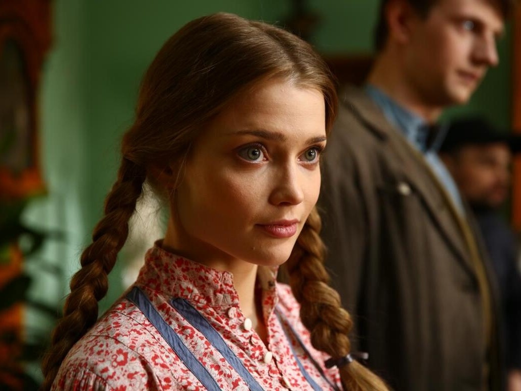 Алина Ланина, кадр из сериала «Отчий берег»