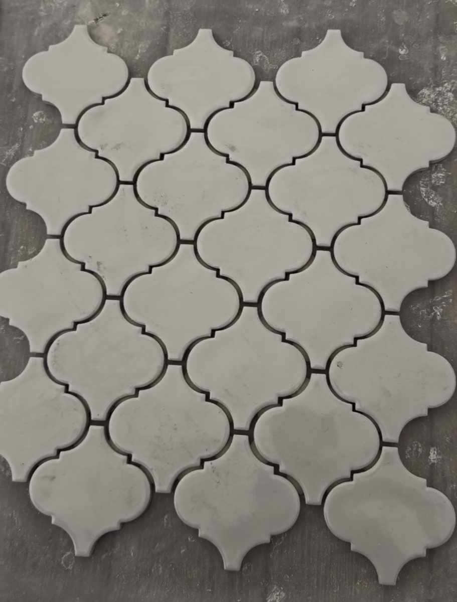 В санузлах будет частично мозаика, а частично гладкий керамогранит. Вот эта арабеска у меня в «хотелках» уже несколько лет. Очень приятно было наконец-то увидеть её на стене своей будущей ванной комнаты. Никита, когда зашел за книжками, сказал, что «так круто, будто Топкапы». 