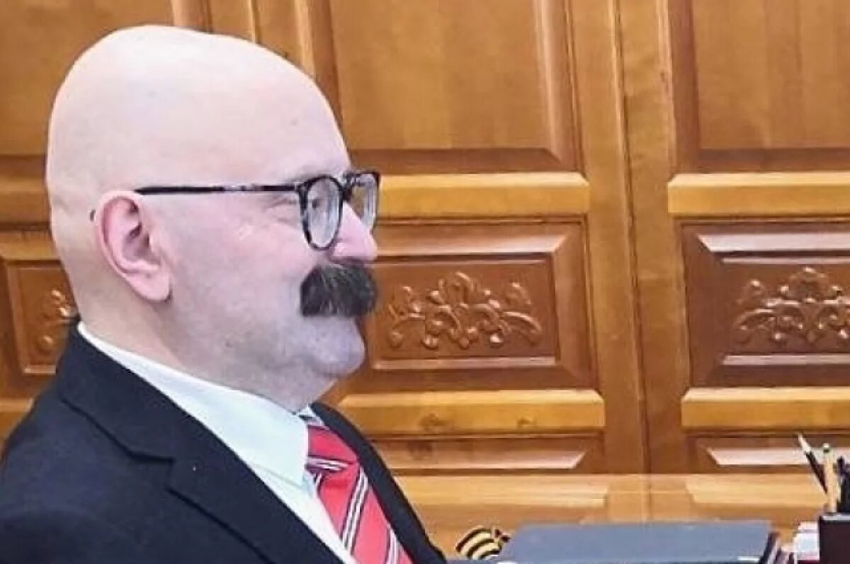    Экс-политик обратил внимание на неубранную территорию в любимой зоне отдыха горожан и туристов.