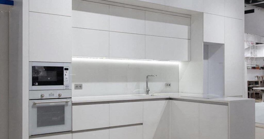 Мы сделали кухню без ручек. Через месяц поняли, в чём была ошибка