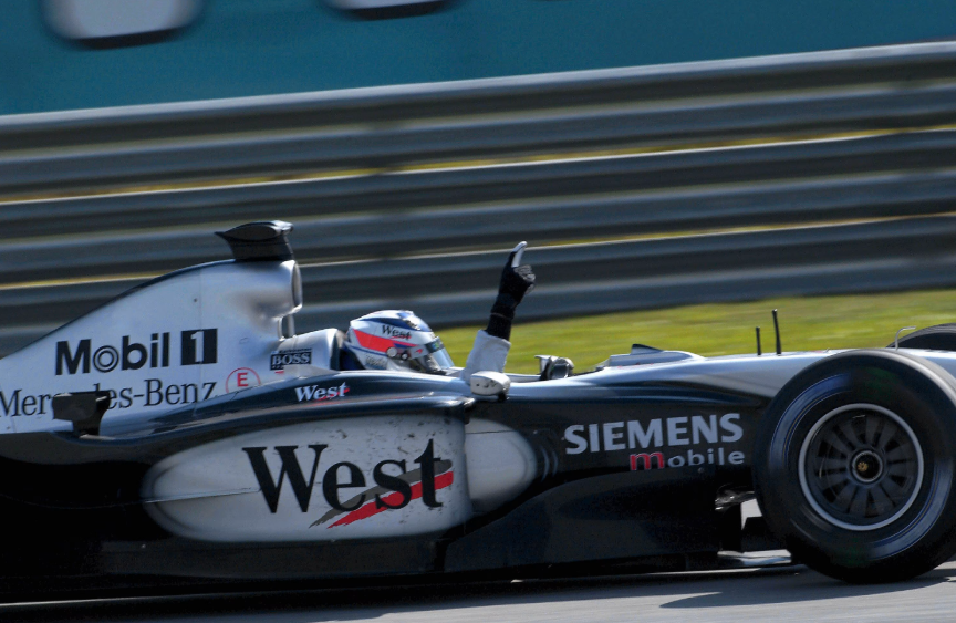 Кими Райкконен празднует свою первую победу на Гран-при Малайзии в 2003 году