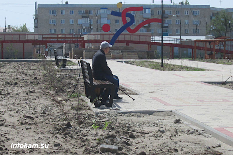    Отдыхающий пенсионер в окружении будущих сиреневых зарослей