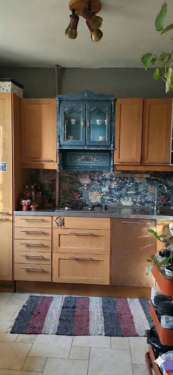 Недавно попросила нейросеть "повесить" винтажную полку на моей кухне.