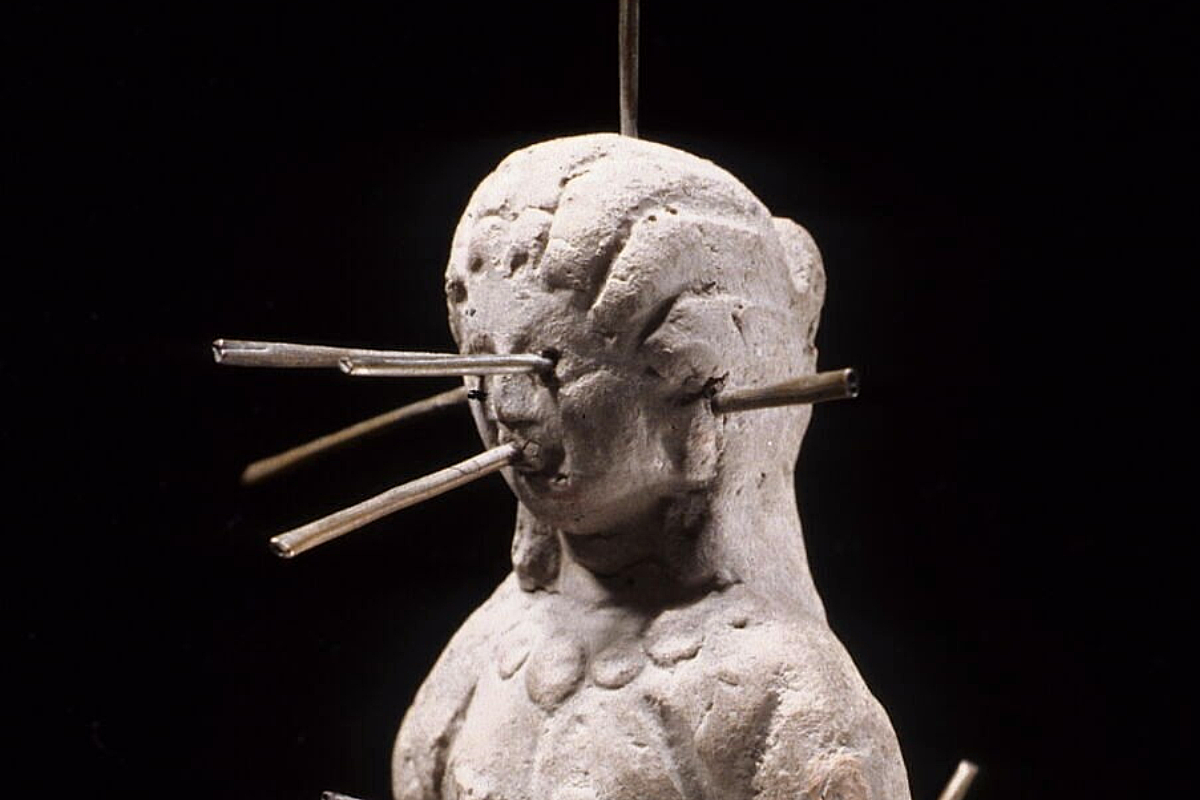 Фигурка женщины, пронзенной иглами. Египет, 200-399 гг., глина, медь, высота 9,6 см © Лувр, Франция