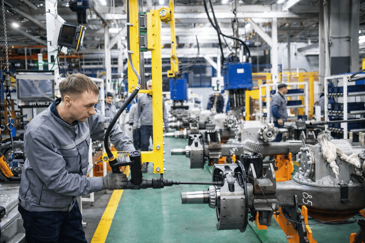 «КАМАЗ» модернизировал две линии, встроив в них роботизированные комплексы и современные системы контроля сборки. Источник: пресс-служба «КАМАЗ».