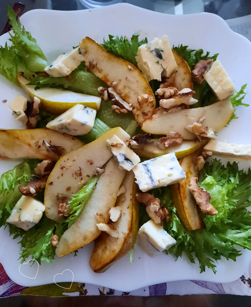 Салат с грушей и сыром с голубой плесенью. Фото автора