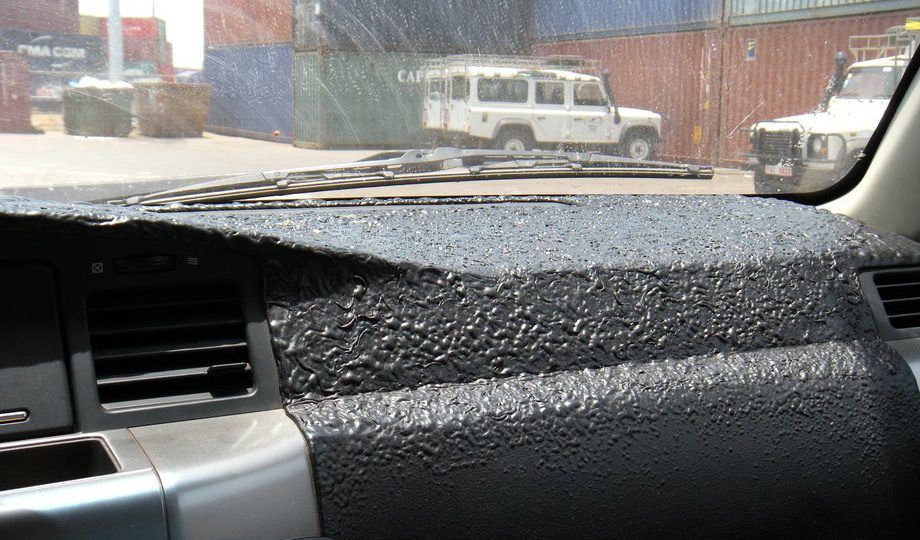 Черный салон и жара - как спасти кожу и пластик без тонировки лобового.