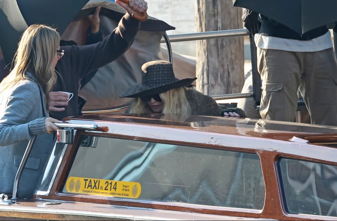 Мадонна на съемках сериала «Киностудия»📷
