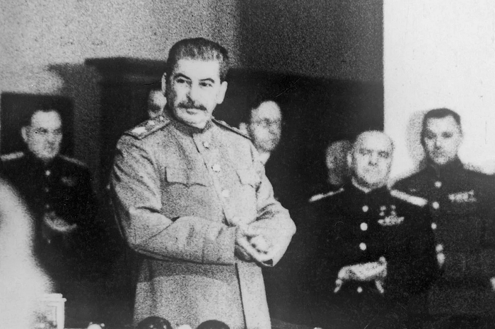 Что сделал Стлалин с пришедшим к нему пьяным генералом