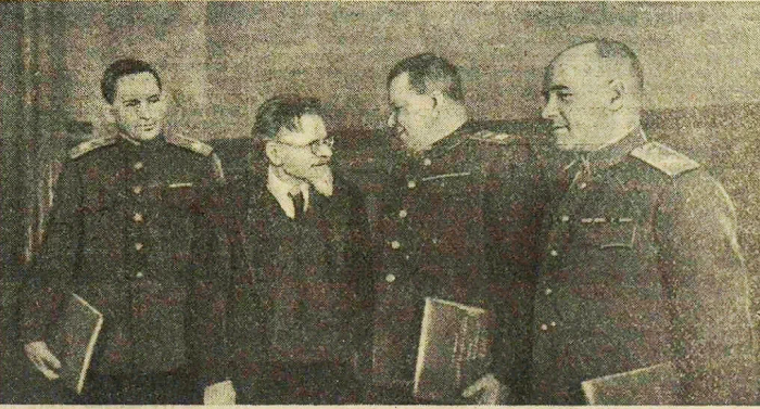 Вручение Маршальской звезды. Яковлев крайний справа