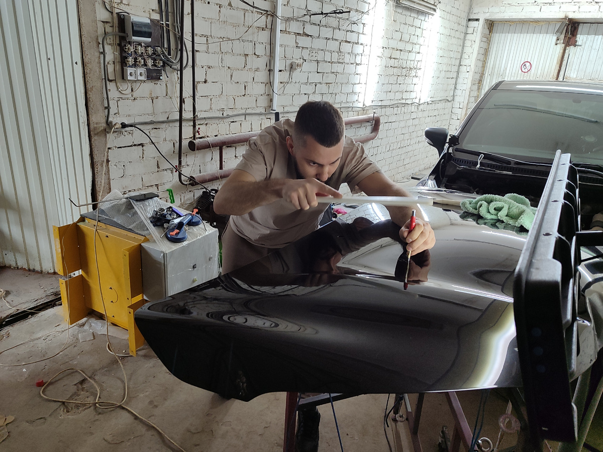 Иван удаляет вмятину без покраски 