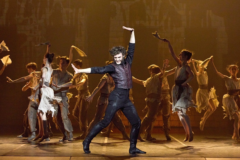    Спектакль визуально эффектен, хотя в региональном театре сложно добиться визуальных эффектов современных шоу. / Евгений Корюкин / предоставлено Красноярским театром оперы и балета