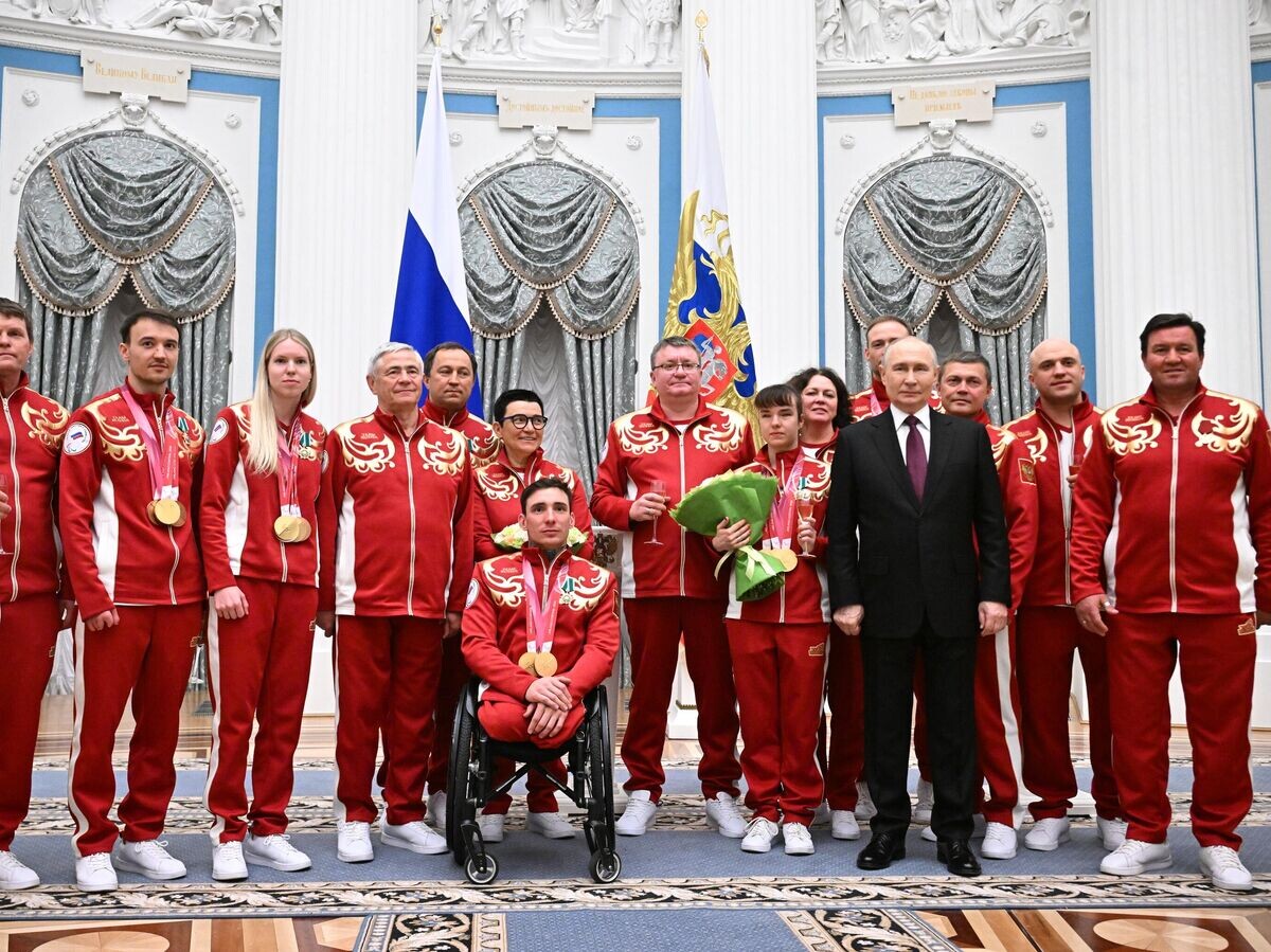    Президент РФ Владимир Путин фотографируется с российским победителям и призерам XIV зимних Паралимпийских игр в Италии на церемонии вручения государственных наград | © РИА Новости / Сергей Бобылев