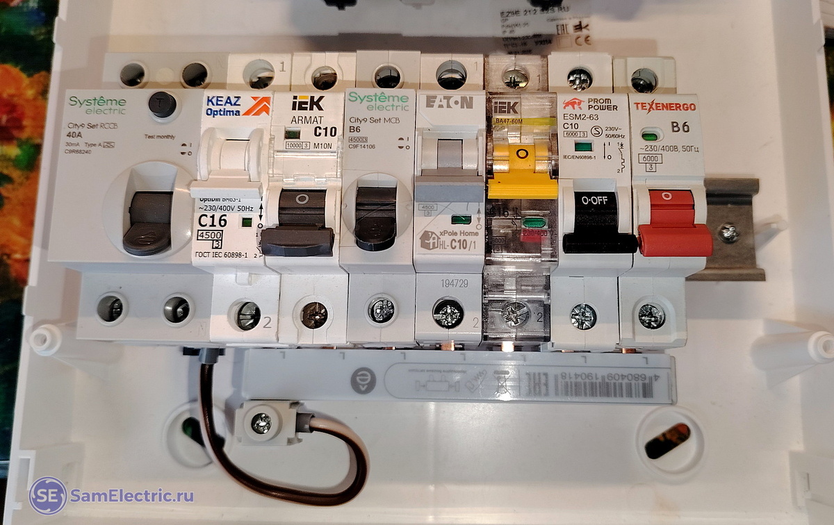 Автоматические выключатели, кроме левого засланца. Мой зоопарк.