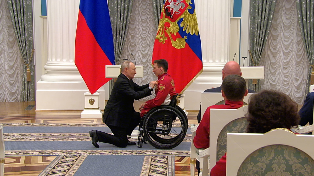    Путин встал на колено, вручая награду паралимпийскому чемпиону Голубкову