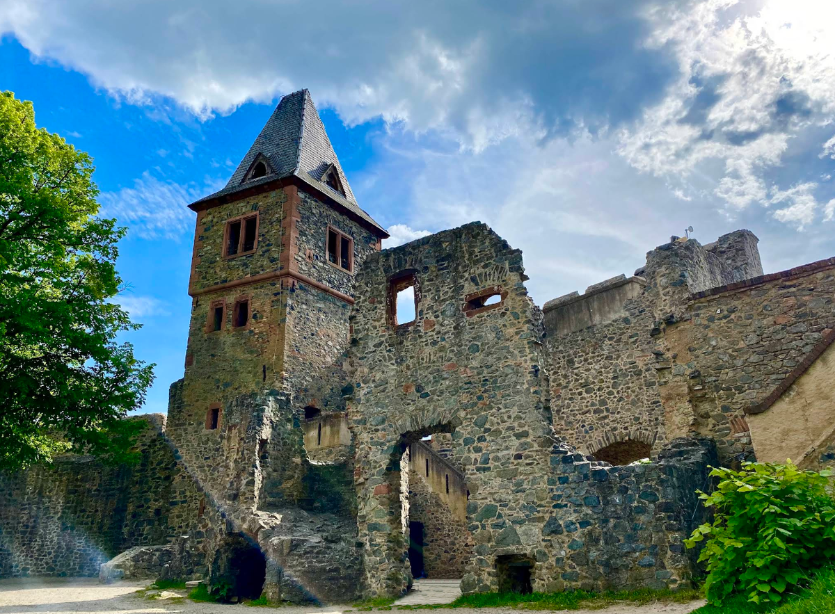 
На этой фотографии запечатлена башня и крепостная стена замка Франкенштейн (Burg Frankenstein), расположенного в Германии, недалеко от Дармштадта.