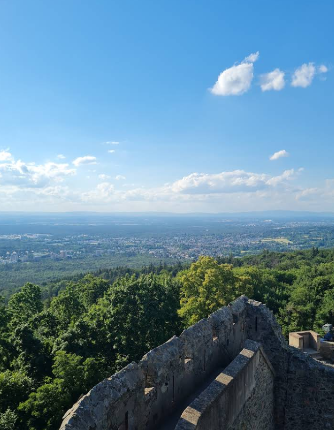 С этой точки обзора открывается захватывающая панорама, снятая со стен исторического замка Франкенштейн. Замок расположен на высоте 370 метров над уровнем моря.