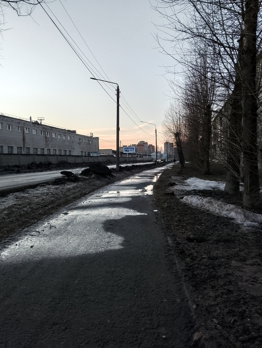 Предзакатное небо и остатки снега на одной из улиц. Фото автора 