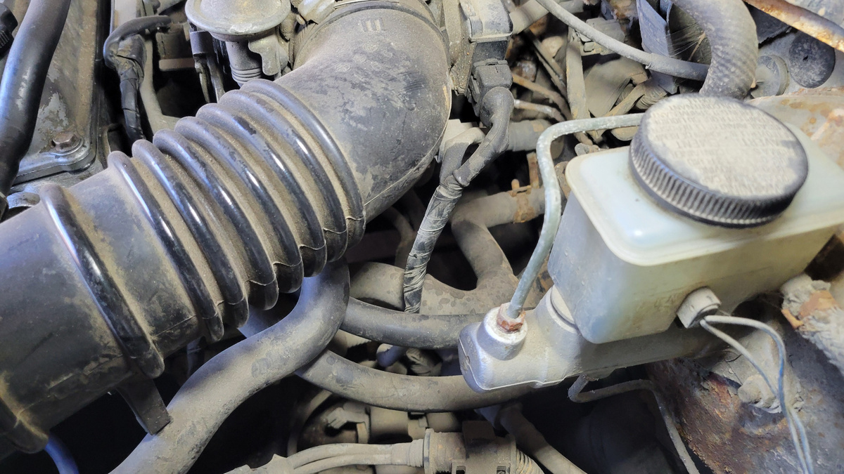 Начинаем с коробки. Заливное отверстие совмещенно с шестернёй тросика спидометра. Добраться сверху до него не реально.