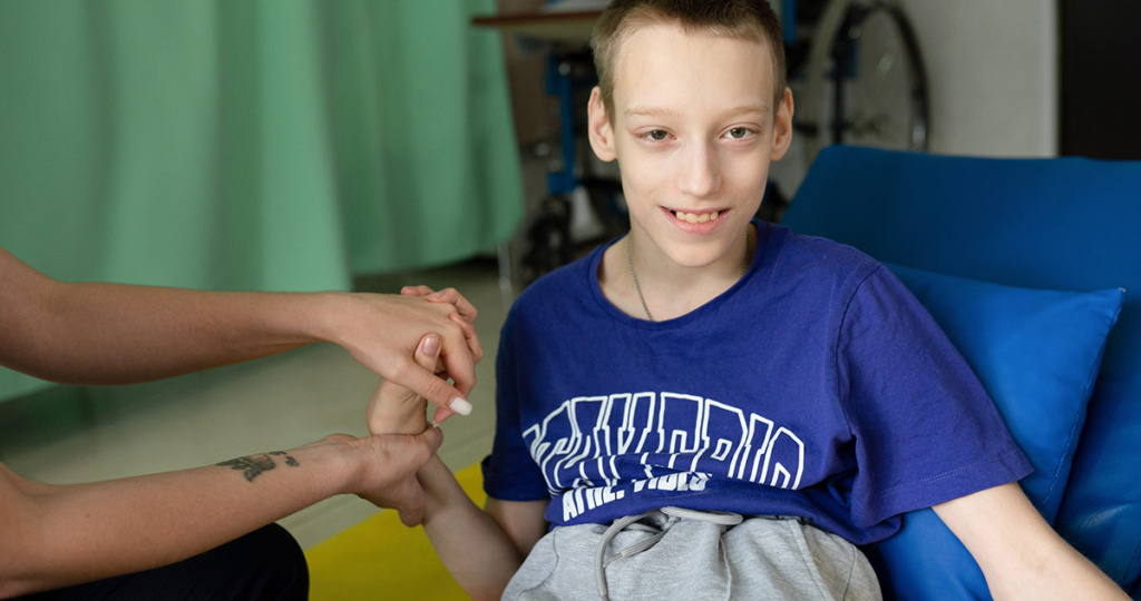 Максим учится жить без мамы. Чтобы стать самостоятельным, нужна реабилитация